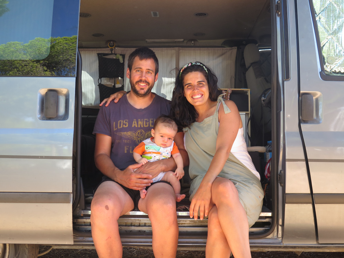 Viajando en furgoneta con el pequeño Gari, Costa Alentejana, Portugal. Foto: Gari Azcona