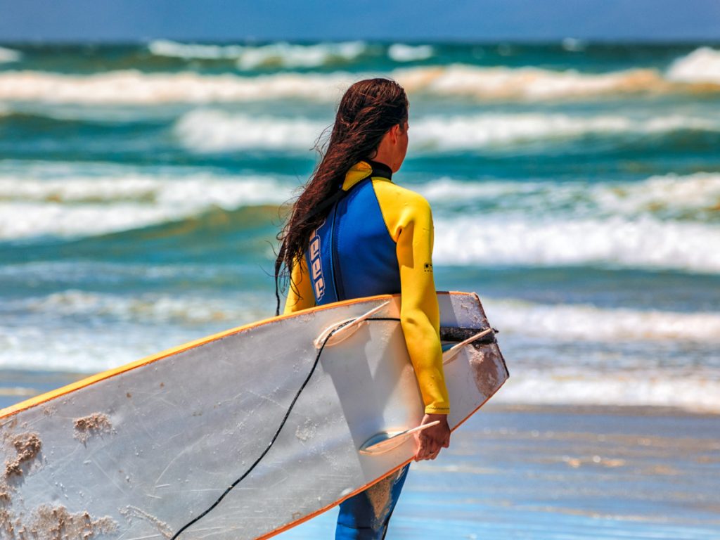 Surf en el Algarve / Foto: Grant Durr (unsplash)