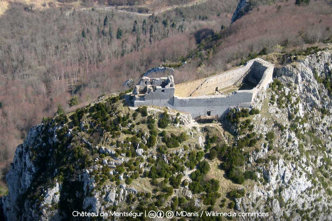 Château_de Montségur vue aérienne / Foto: MDanis [CC-BY-SA-3.0] Wikimedia Commons